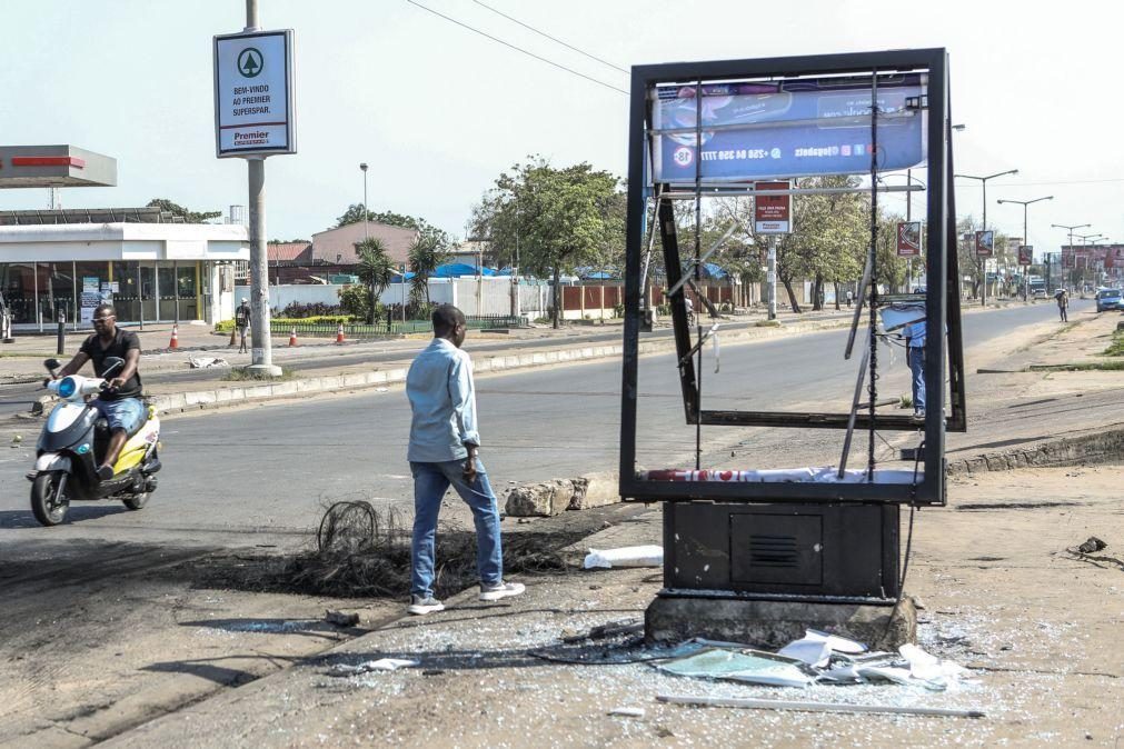 Em Maputo tenta-se trabalhar entre a destruição dos confrontos