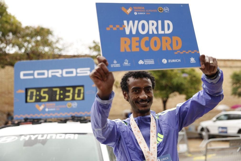 Yomif Kejelcha 'rouba' recorde mundial da meia maratona a Kiplimo por um segundo