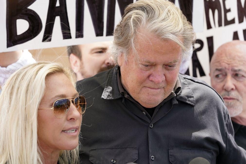 Steve Bannon, antigo conselheiro de Donald Trump, foi libertado da prisão