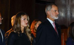 Felipe VI garante apoio a afetados por mau tempo e famílias de mais de 50 mortos