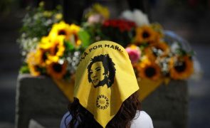 Dezenas junto do tribunal exigem respostas sobre assassínio de Marielle Franco