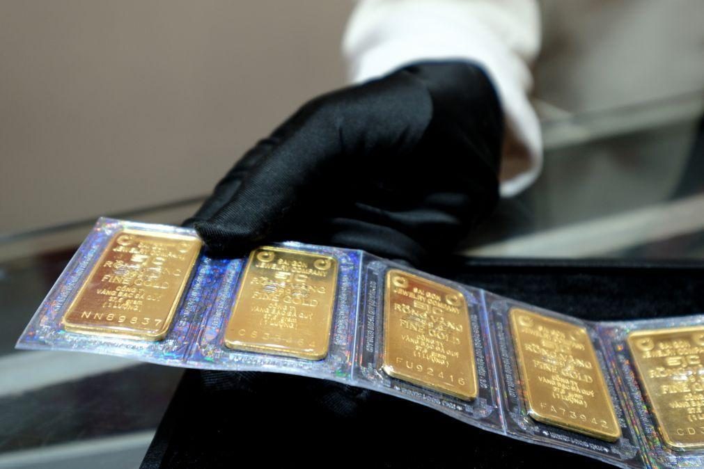 Ouro tocou novo máximo histórico de 2.790 dólares