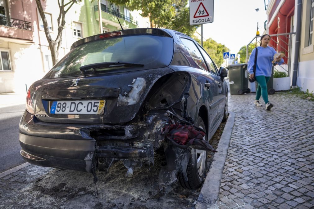 Jovens danificam carros e porta de prédio em Moinhos da Funcheira, Amadora