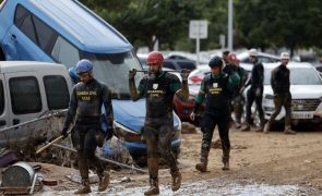 Mulher resgatada após três dias presa num carro devido às cheias em Espanha