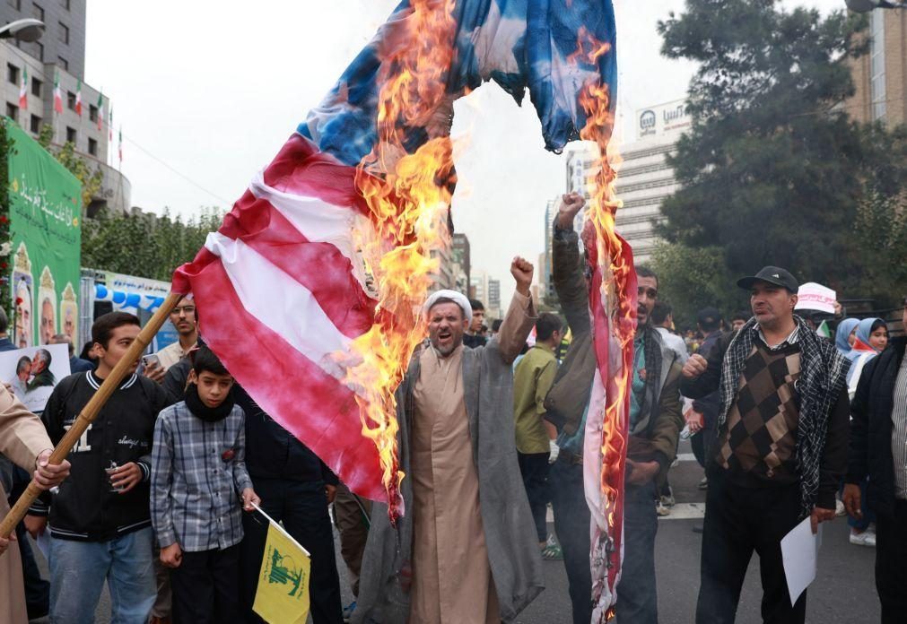 Centenas de iranianos saem à rua para celebrar o aniversário da crise dos reféns de 1979