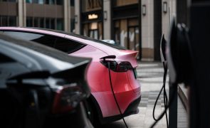 Fica mais caro carregar carros elétricos na rede pública ou em casa?