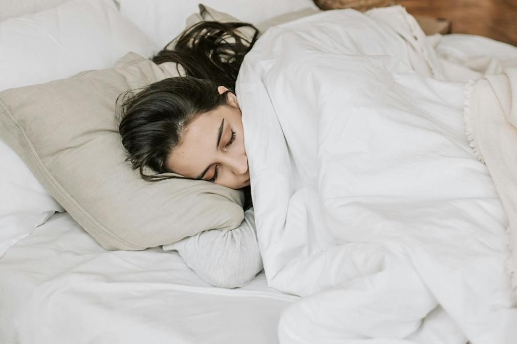 Cobertor mais pesado ajuda a melhorar sono e saúde mental