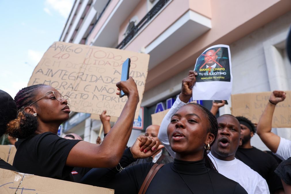 Polícia dispersa com gás lacrimogéneo centenas de manifestantes em Maputo