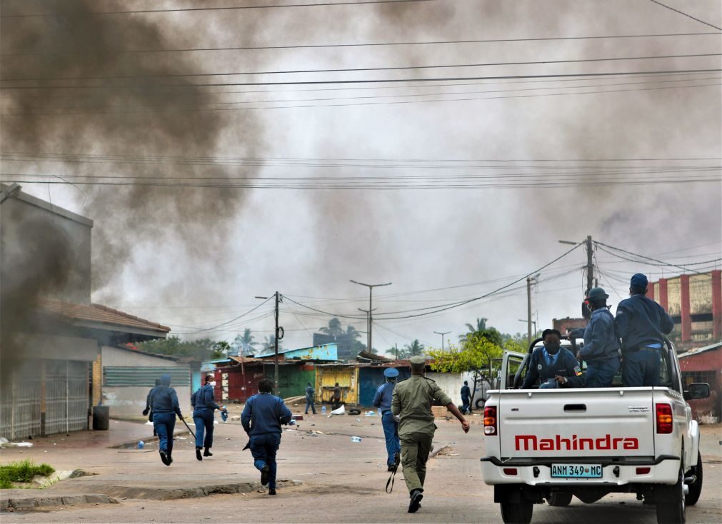 Fumo negro, pilhagens, estouros e gás lacrimogéneo levam caos a Maputo