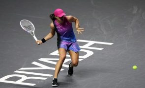 Campeã Iga Swiatek 'cai' na fase de grupos das WTA Finals