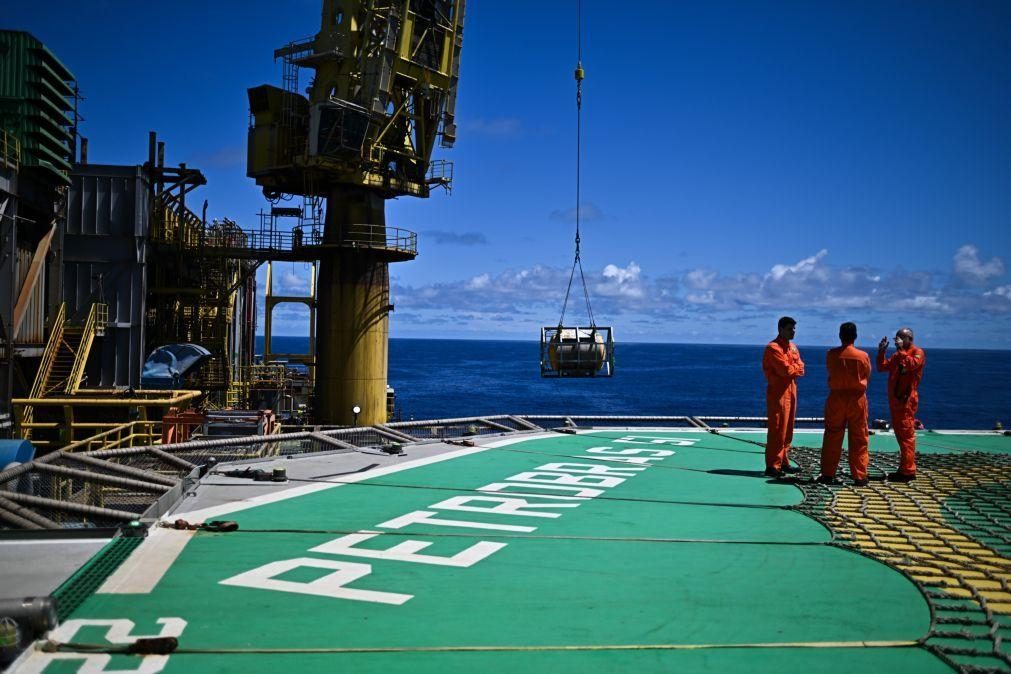 Lucros da petrolífera brasileira Petrobras caem 42,7% até setembro