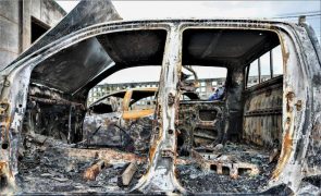 Mais de uma dezena de viaturas e autocarros incendiados em Maputo