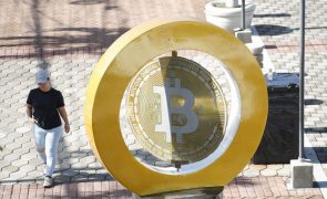 Bitcoin atinge novo máximo histórico próximo de 82.400 dólares