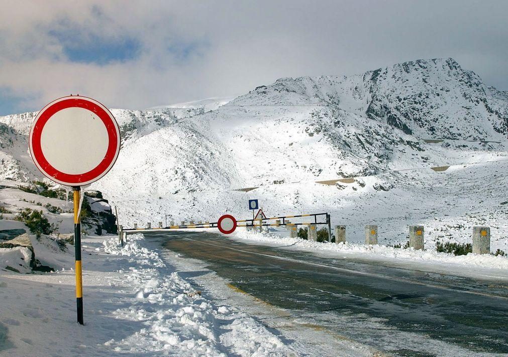 Neve fecha estradas no maciço central da Serra da Estrela