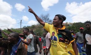 Manifestantes moçambicanos cortam acesso à principal fronteira com a África do Sul