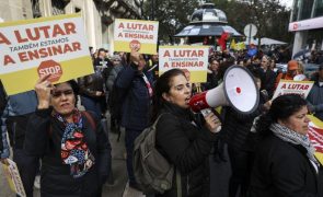 Professores e trabalhadores das escolas em greve manifestam-se em várias cidades