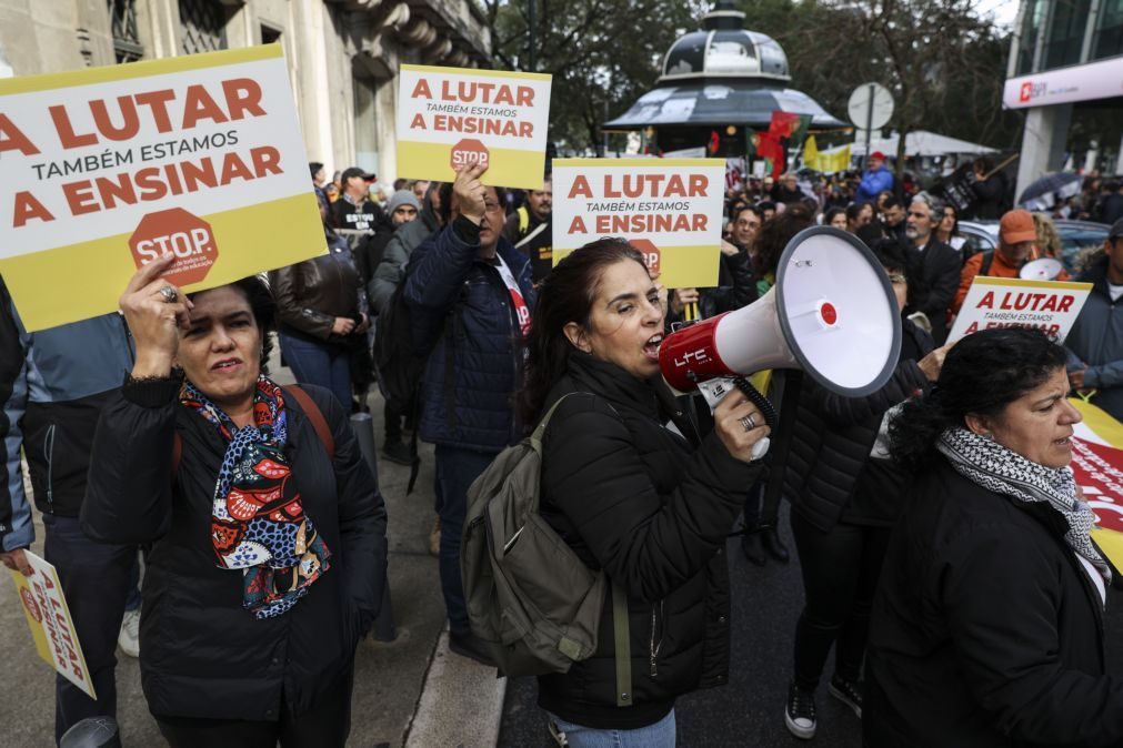 Professores e trabalhadores das escolas em greve manifestam-se em várias cidades