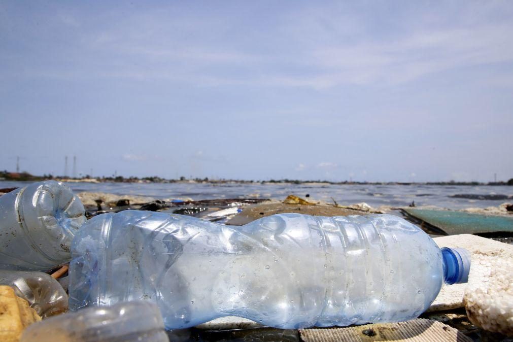 Cientistas descobrem como transformar plásticos em sabões e detergentes