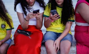 Quatro em cada dez adolescentes passam mais de 5 horas por dia na Internet