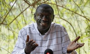 Líder histórico ugandês Kizza Besigye levado a tribunal em Kampala