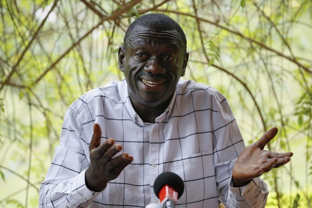 Líder histórico ugandês Kizza Besigye levado a tribunal em Kampala