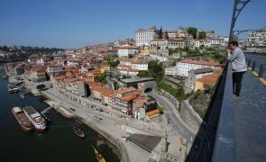 Casas vizinhas da pensão que está a arder no Porto evacuadas por precaução