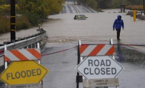 Grande tempestade no noroeste dos EUA causa fortes nevões e chuva e deixa milhares sem luz