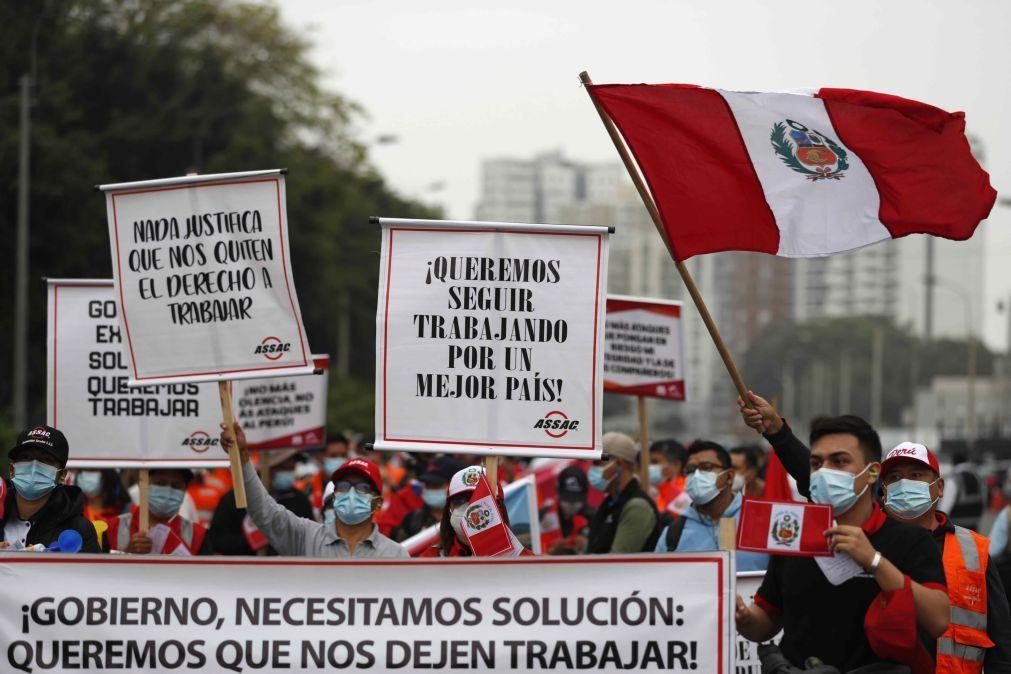 Quase dois mil mineiros informais manifestam-se pelo terceiro dia no Peru