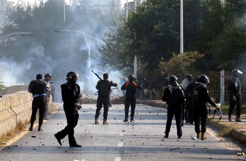 Paquistão envia exército para conter protestos da oposição no parlamento