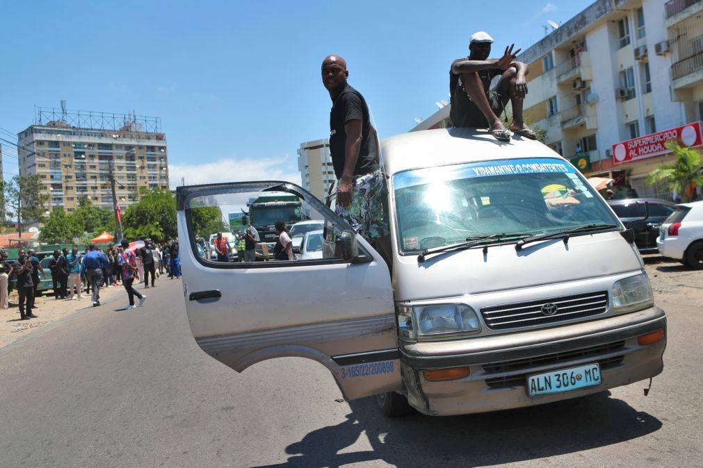 Venâncio Mondlane pede carros com cartazes abandonados nas ruas de Moçambique