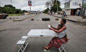 Barricadas tomam conta de ruas desertas de Maputo ocupadas por manifestantes