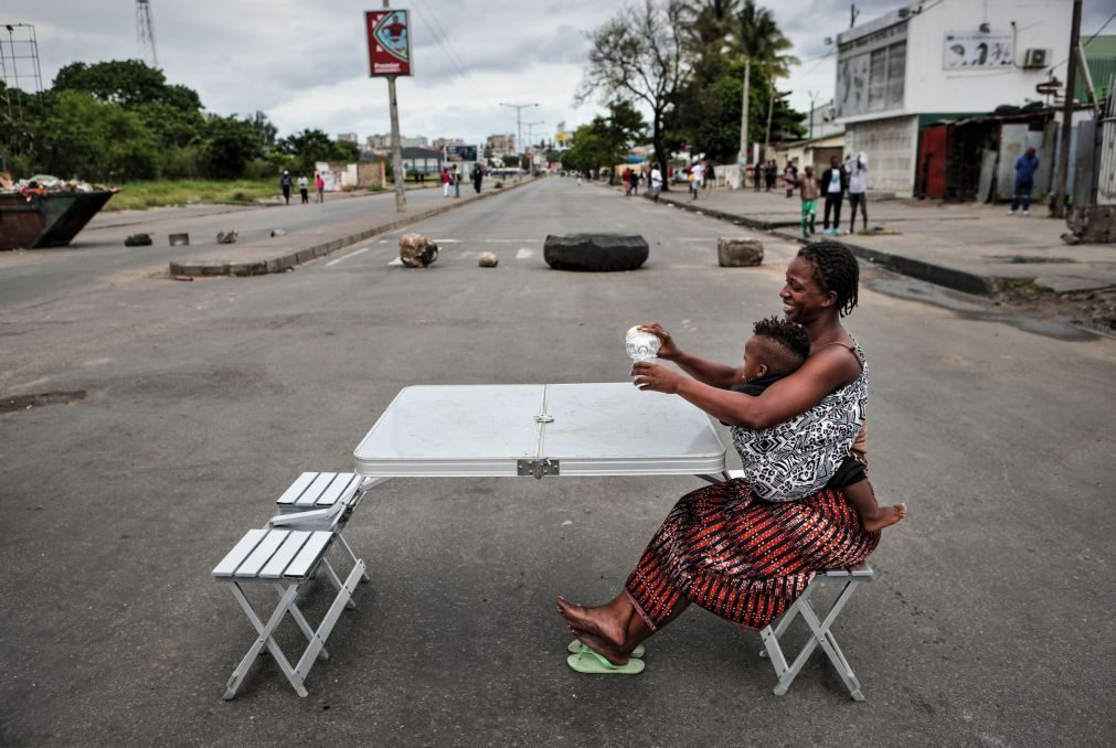 Barricadas tomam conta de ruas desertas de Maputo ocupadas por manifestantes