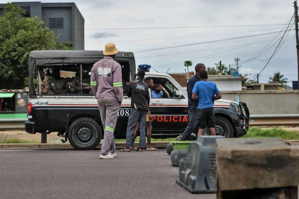 Na periferia, andar a pé é a solução quando até o carro da polícia moçambicana recua