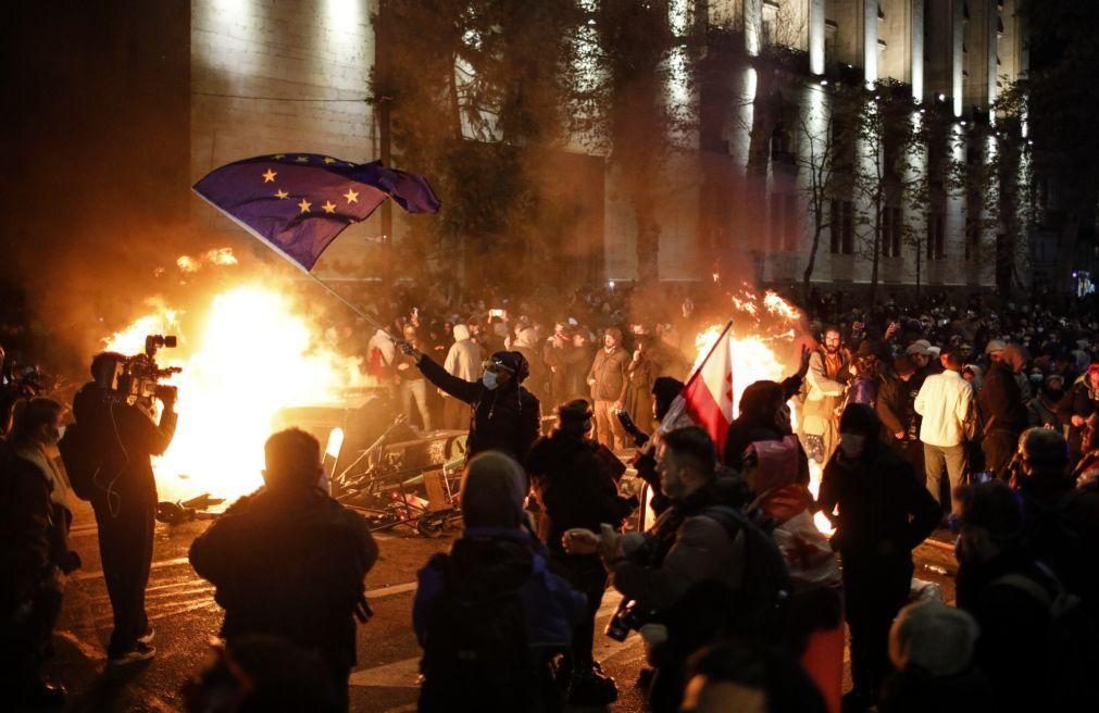 Polícia da Geórgia lança gás lacrimogéneo contra manifestantes pró-UE