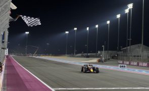 Verstappen vence GP do Qatar e penalização a Norris adia título de construtores