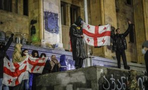 Cinco manifestantes detidos e 20 polícias feridos em protestos na Geórgia