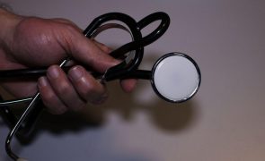 Mais de 300 médicos internos rescindiram contrato e não prosseguem formação no SNS