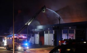 Mais de 150 operacionais mantêm-se no combate ao fogo em armazéns em Coimbra