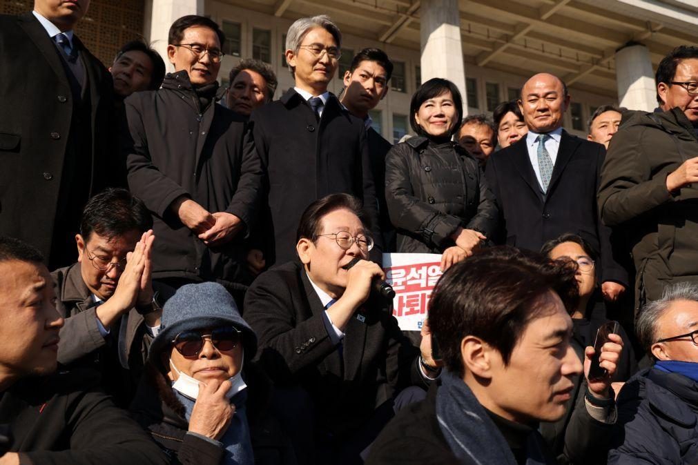 Oposição apresenta moção de destitutição do Presidente da Coreia do Sul