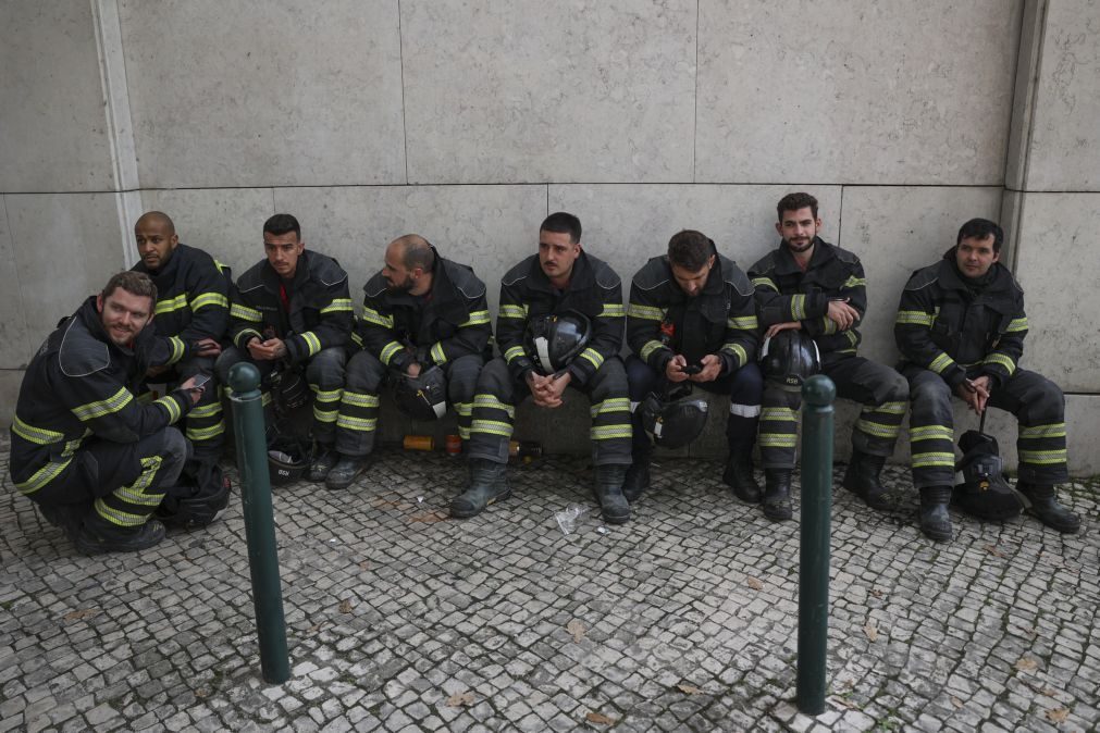 Bombeiros profissionais pedem ao Governo que retome negociações