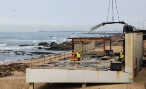 Iniciada demolição da estrutura de betão na praia do Ourigo no Porto