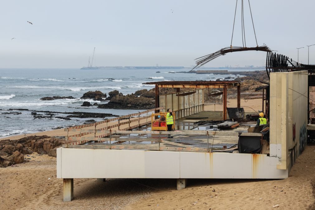 Iniciada demolição da estrutura de betão na praia do Ourigo no Porto