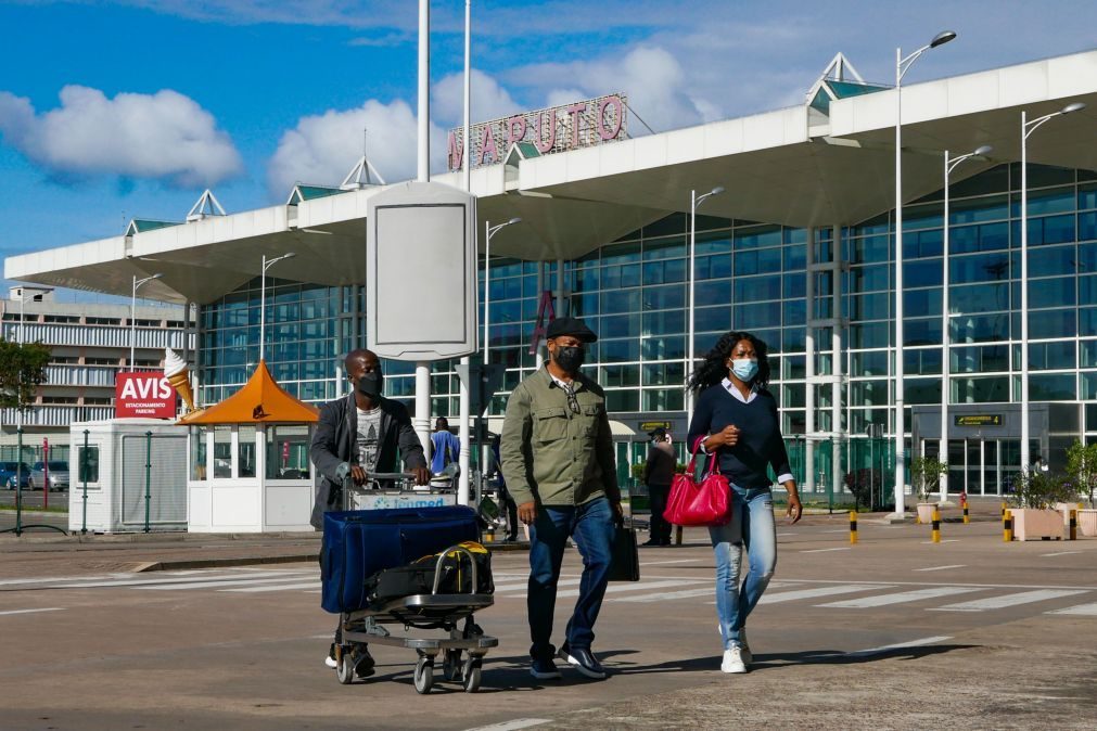 Dezenas no aeroporto na longa espera pelo desbloqueio da circulação em Maputo