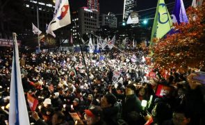 Nem o frio demove sul-coreanos que pedem prisão de Presidente em protestos