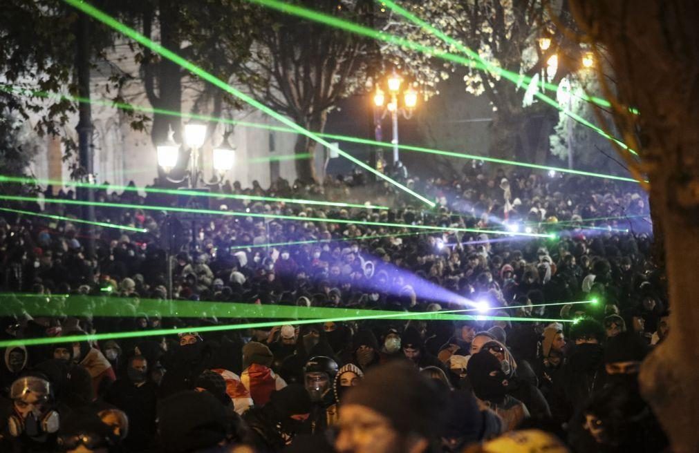 Milhares de manifestantes pró-UE em protesto à porta do parlamento da Geórgia