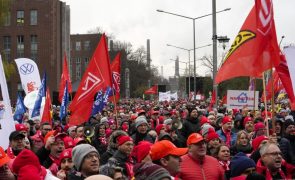 Cerca de 68.000 trabalhadores da Volkswagem pararam na Alemanha