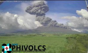 População retirada e voos cancelados após erupção de vulcão nas Filipinas