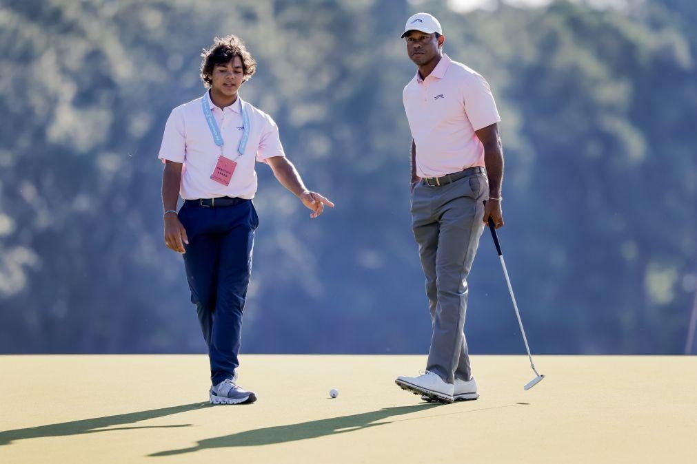 Golfista Tiger Woods regressa às competições para jogar com o filho