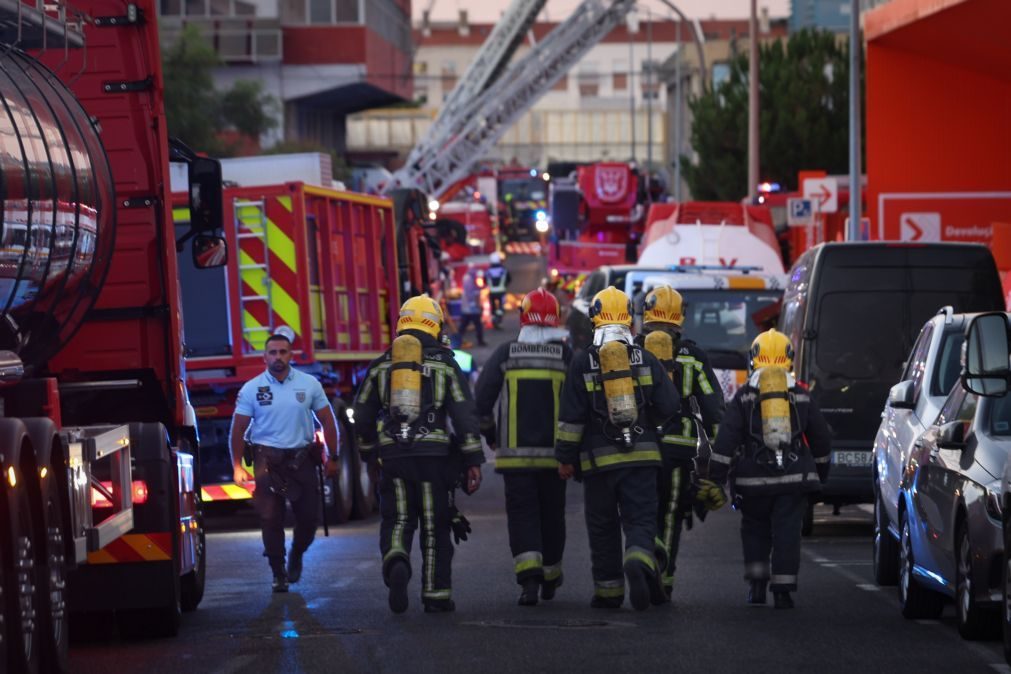 Bombeiros combatem incêndio em restaurante em Algés