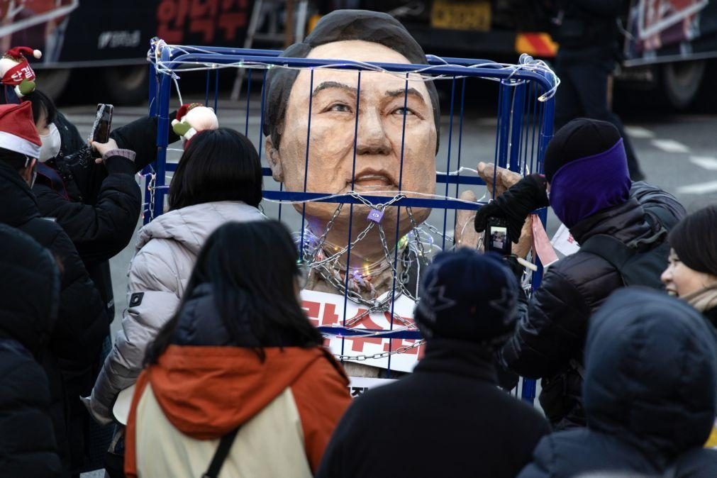 Polícia da Coreia do Sul analisa registos telefónicos do presidente deposto